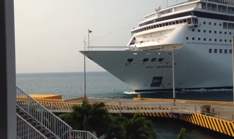 MSC Armonia urta la banchina di Coxen Hole