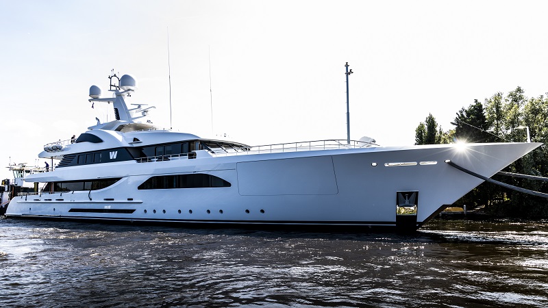 W (ex Larisa) torna da Feadship per un intenso refit