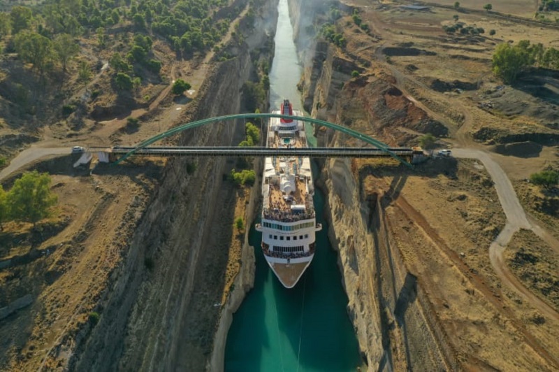 Crociera da record per la Braemar: è la nave più grande ad aver mai transitato il Canale di Corinto