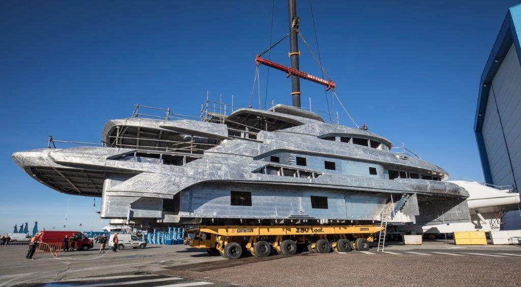 Uniti scafo e sovrastruttura di Benetti FB274, custom yacht di 65 metri