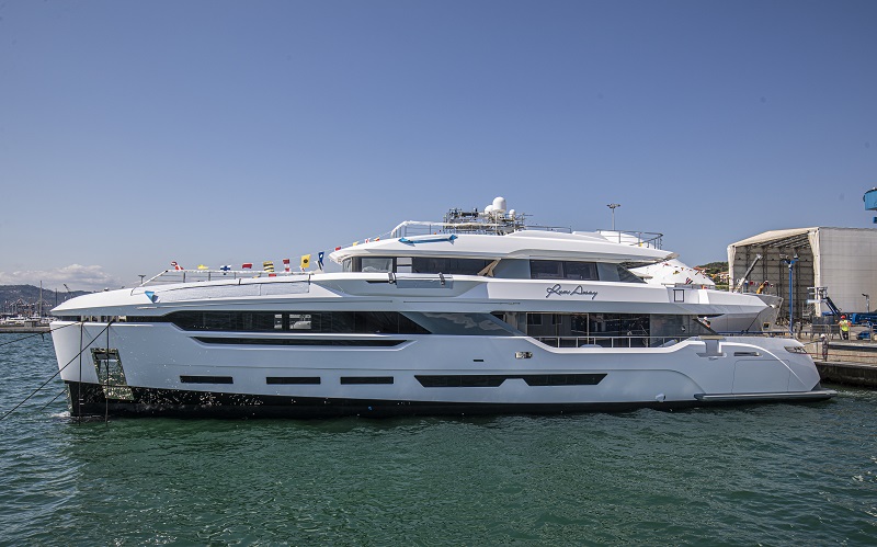 Scende in acqua il M/Y Run Away, primo esemplare della linea DOM firmata da Stefano Vafiadis