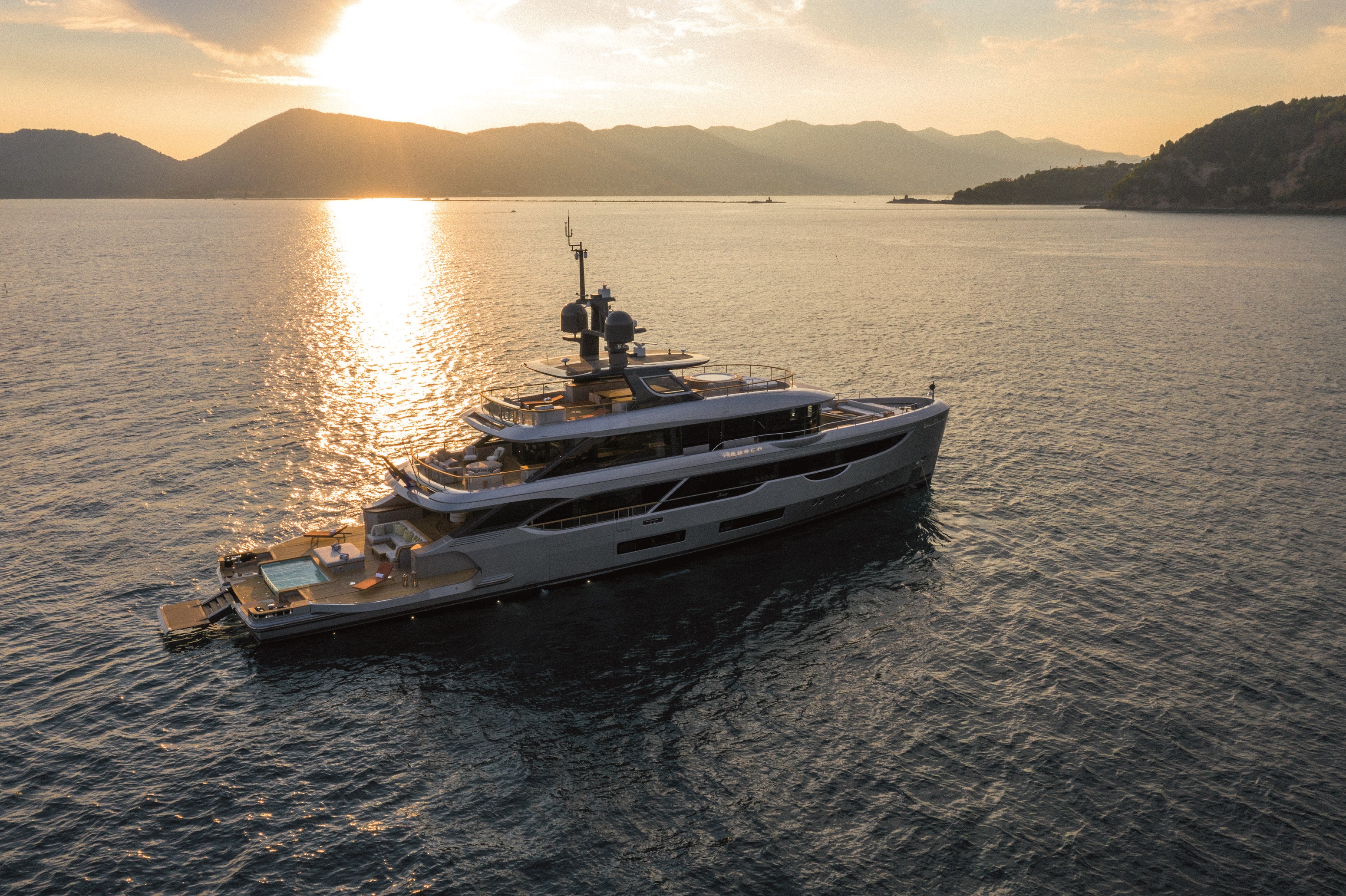Benetti Oasis 40M M/Y “Rebeca”: uno yacht innovativo, raffinato e informale che esalta il contatto con il mare