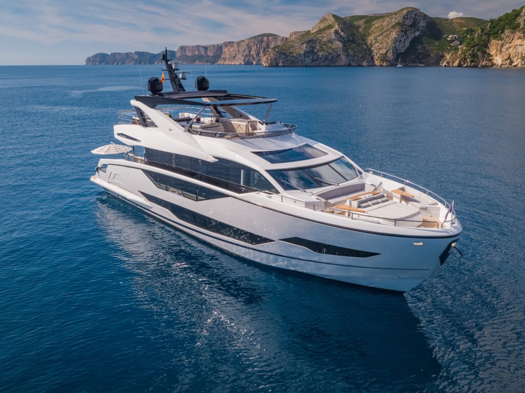 Sunseeker 90 Ocean: spazi impressionanti in soli 27 metri