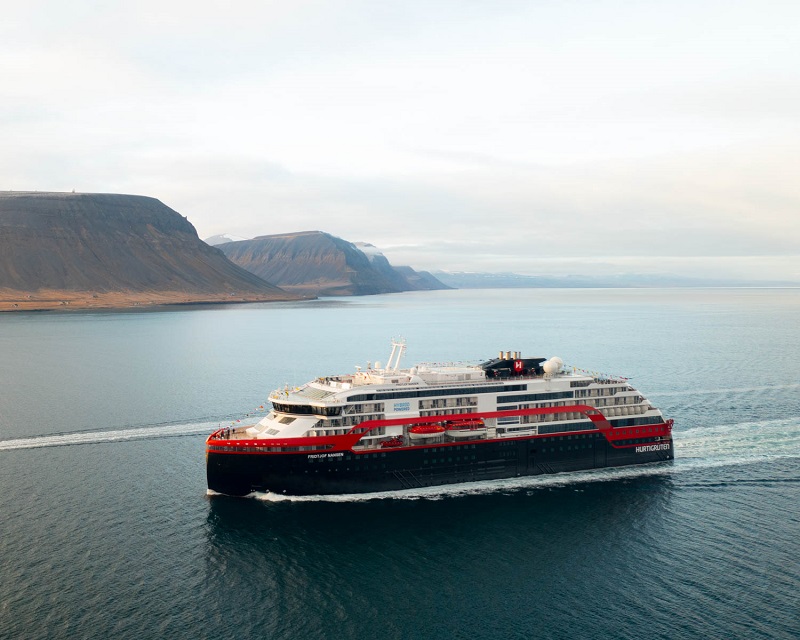 Fridtjof Nansen urta il fondale nel Sognefjord, danni allo scafo