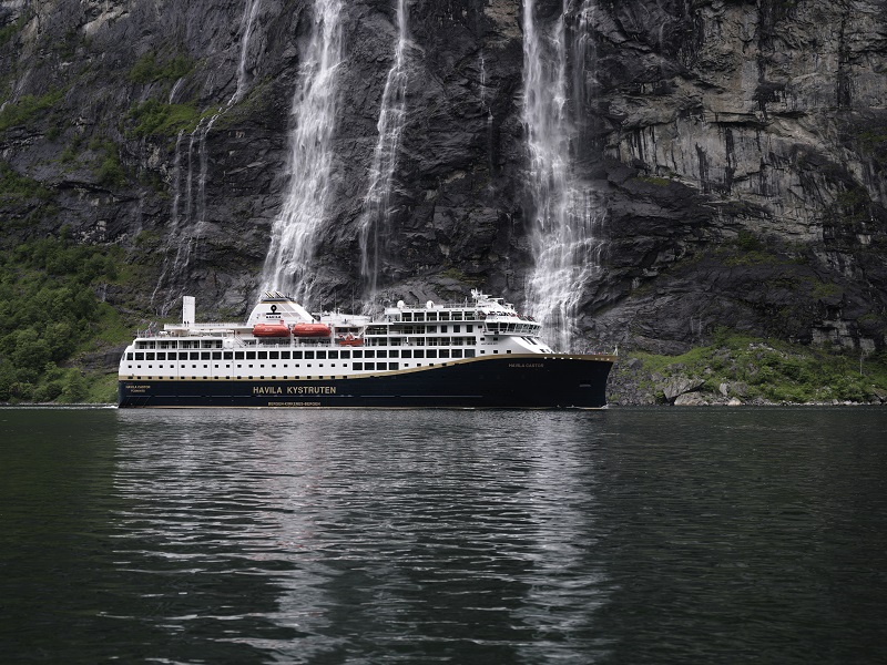 Havila Castor è la prima nave da crociera ad attraversare il fiordo di Geiranger senza rilasciare emissioni in atmosfera