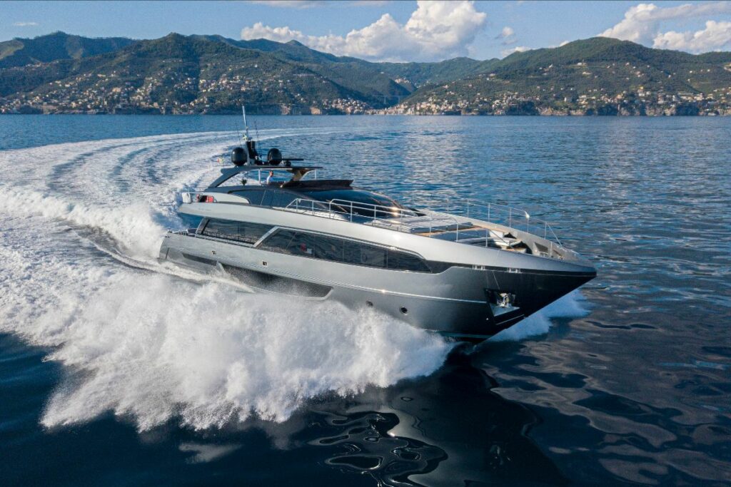 Riva 100′ Corsaro M/Y Gold Black in vendita da Idea Yachting