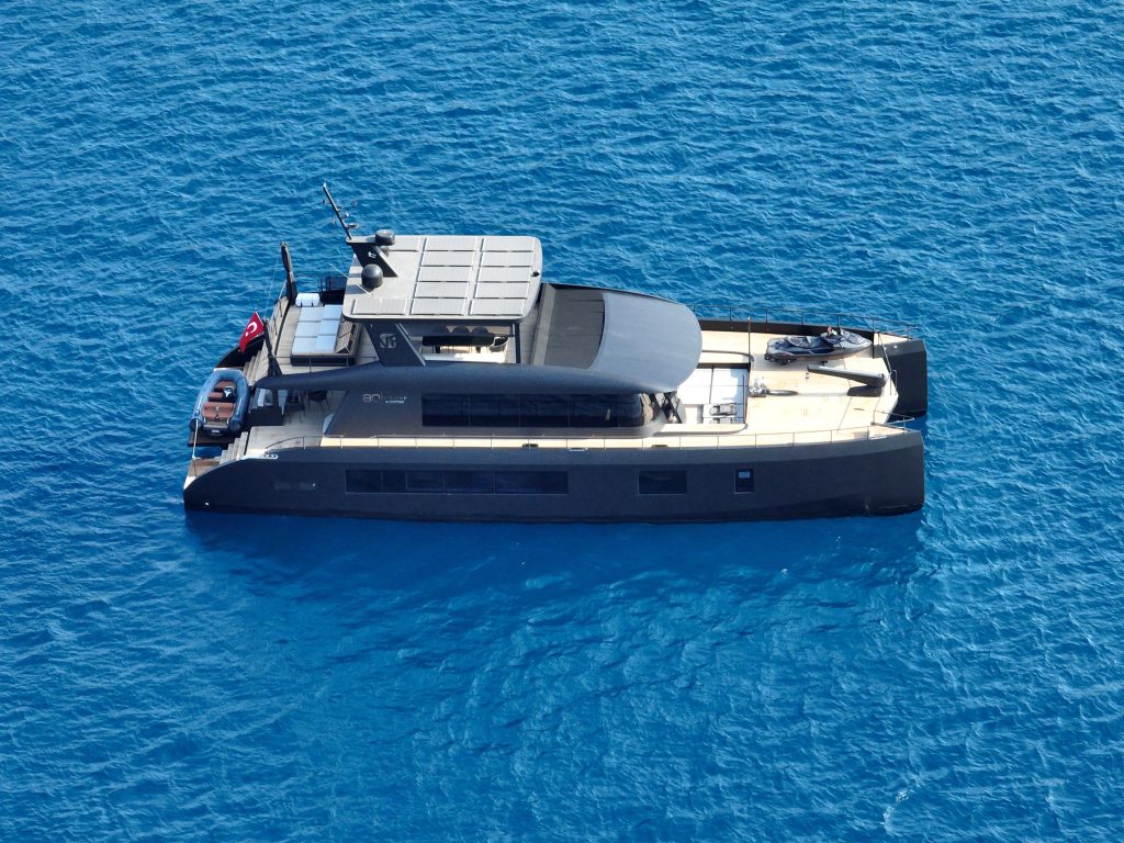 VisionF 80 Black Edition, il catamarano nero dal look aggressivo ed elegante