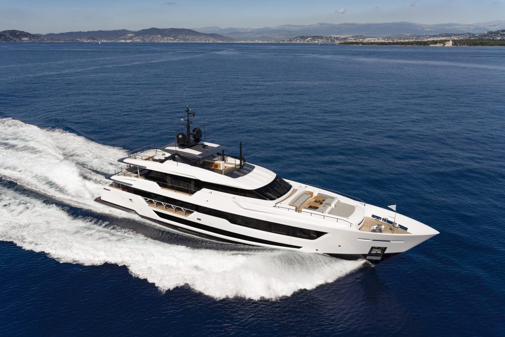 Custom Line 140′: grandi si nasce