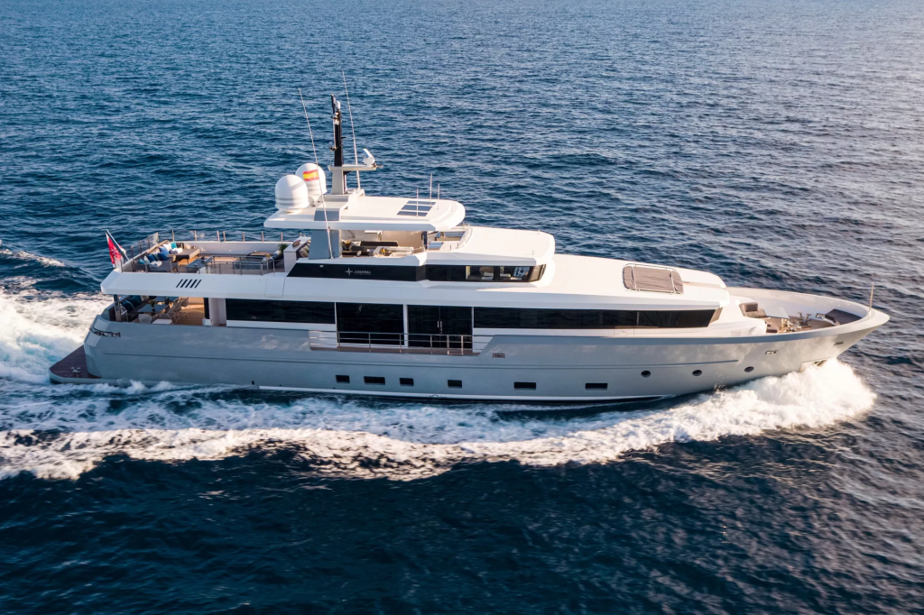 Admiral 35 M/Y Cinquanta-50 in vendita da Camper & Nicholsons