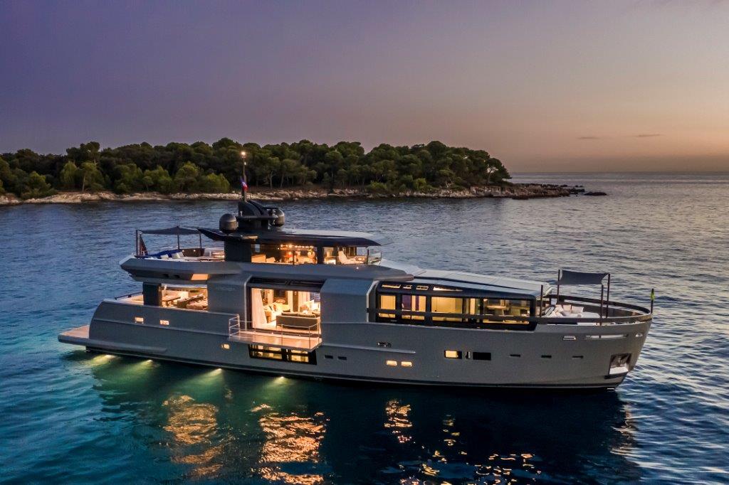 Arcadia Yachts annuncia la vendita di un nuovo A105. L’intera gamma del cantiere è attualmente in produzione.