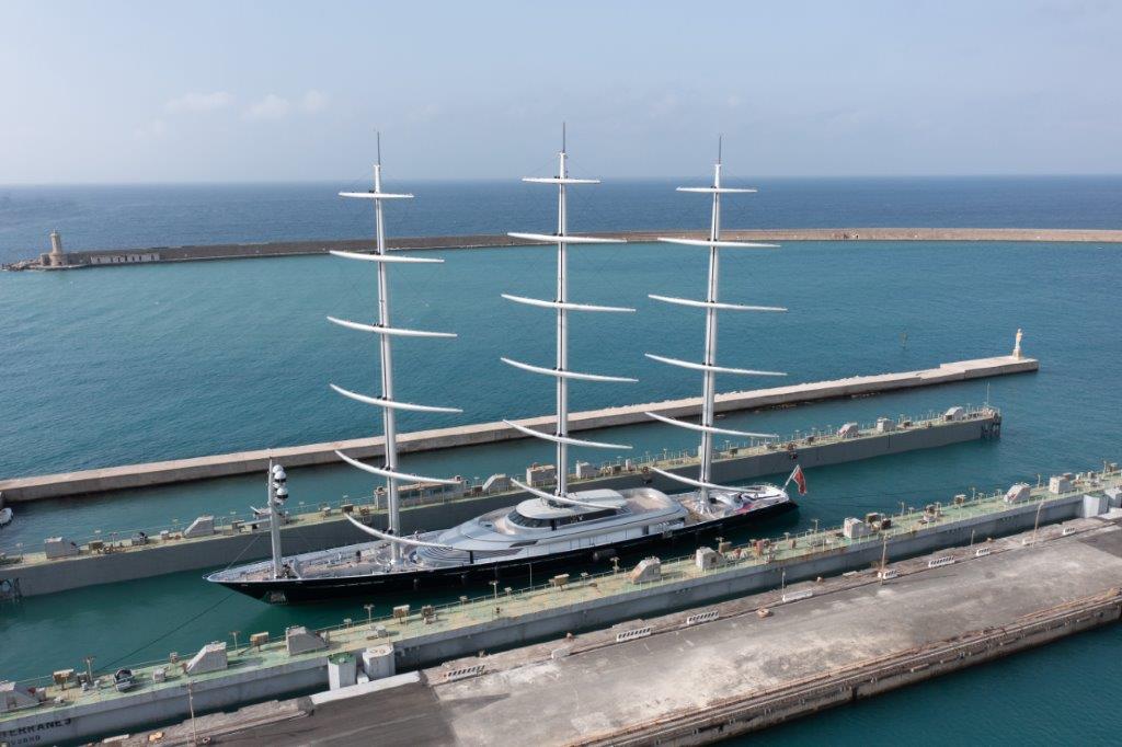 Varo tecnico dell’iconico Maltese Falcon nel bacino Lusben di Livorno