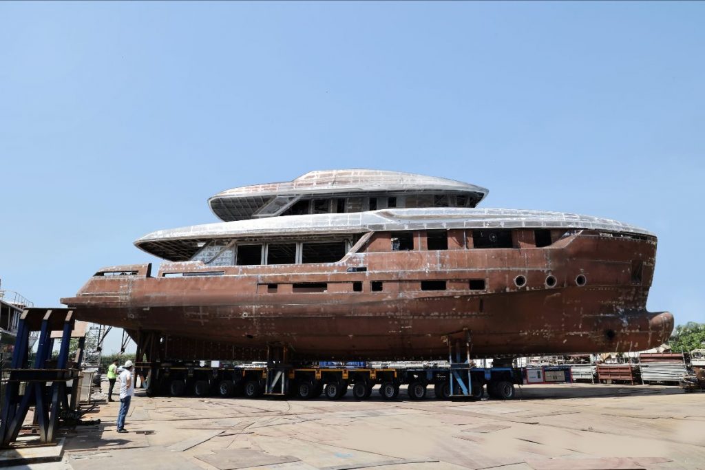 Saldati scafo e sovrastruttura del primo Atlante Classic 35